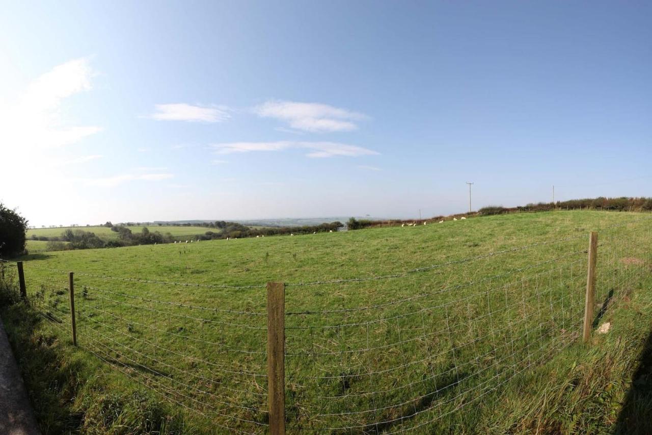 Inviting 2-Bed Cottage In Newcastle Emlyn Bagian luar foto