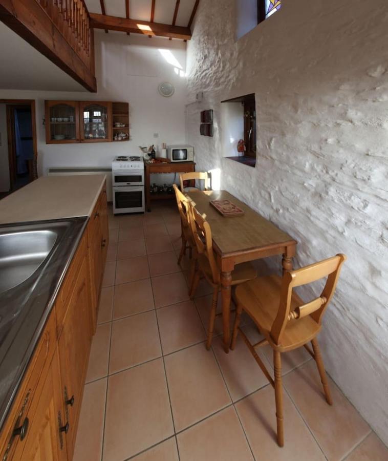 Inviting 2-Bed Cottage In Newcastle Emlyn Bagian luar foto